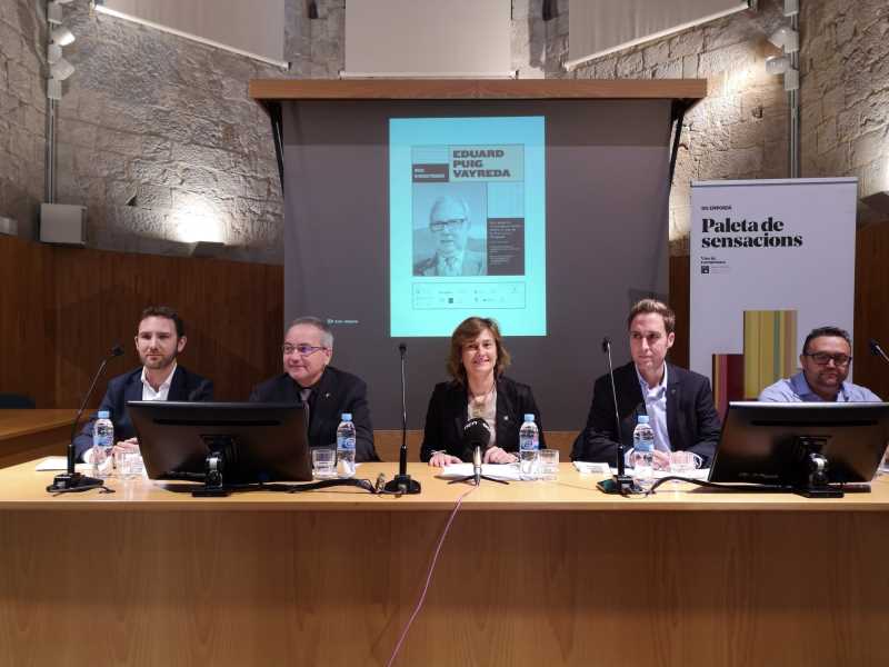 Els representants institucionals presenten els detalls de la Beca Eduard Puig Vayreda
