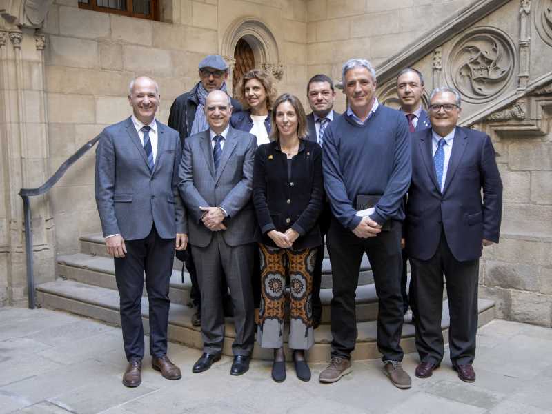 L'investigador Miquel Costas, en una fotografia amb la consellera Chacón, el rector Quim Salvi i altres autoritats