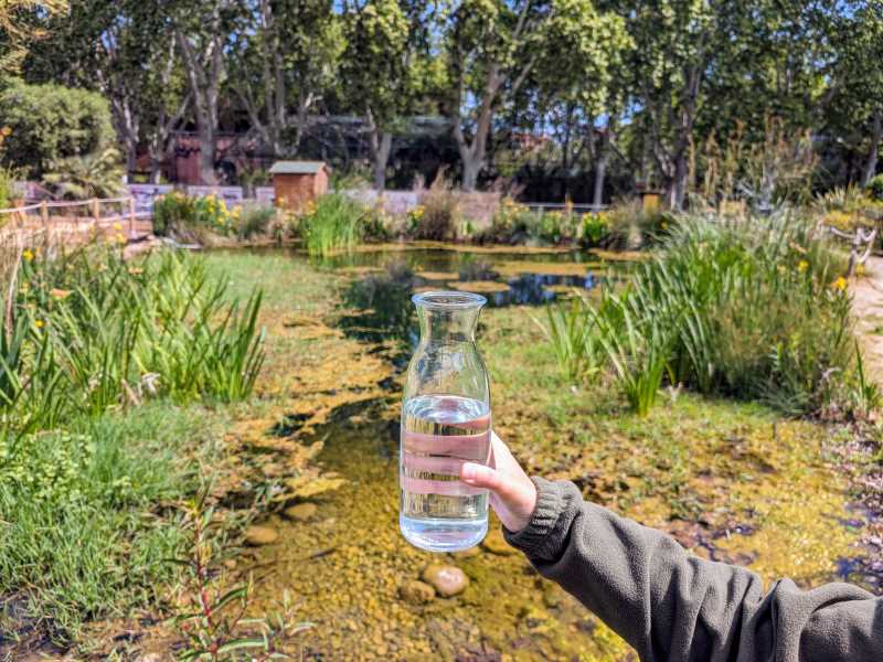 Muestra de agua en el Zoo de Barcelona en el marco del proyecto LIFE