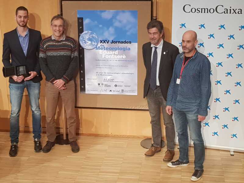 Els investigadors Aarón Enríquez-Alonso i Josep Calbó (esquerre) recullen el premi de mans del Director del Servei Meteorològic de Catalunya i el president de l’Associació Catalana de Meteorologia