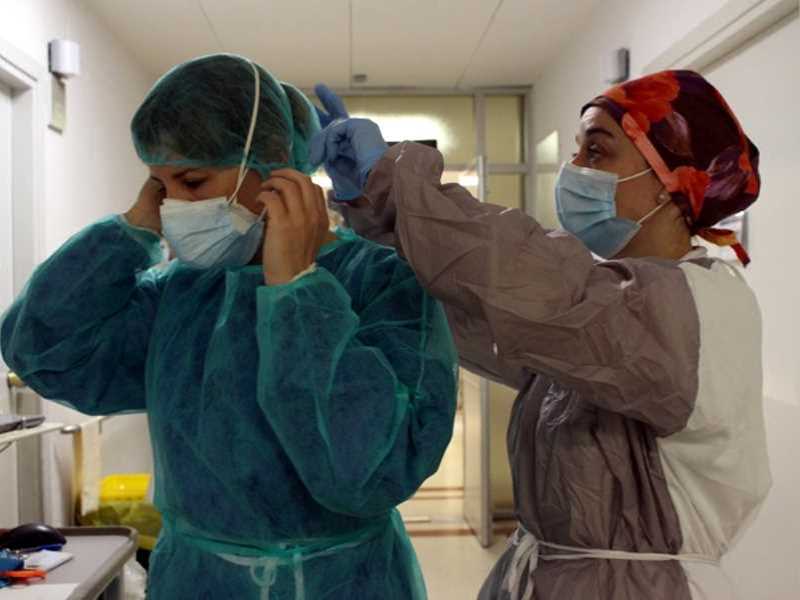 Dues professionals del Trueta equipant-se per atendre pacients amb covid-19 (ACN).