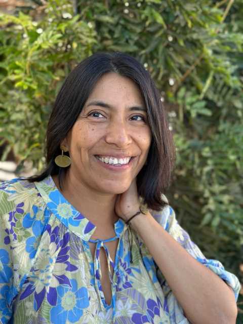 Caldas Cruz, Mònica