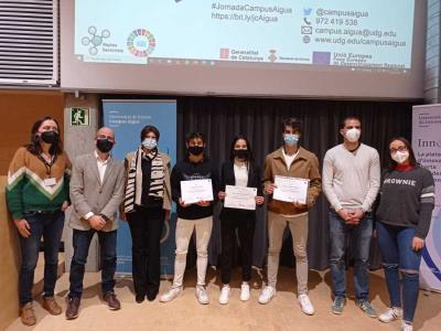 Els tres estudiants premiats amb investigadors i tècnics del grup de recerca LEQUIA