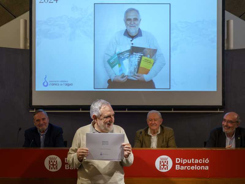 Manel Poch, en la recollida del premi