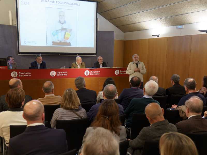 Manel Poch, en la recollida del premi