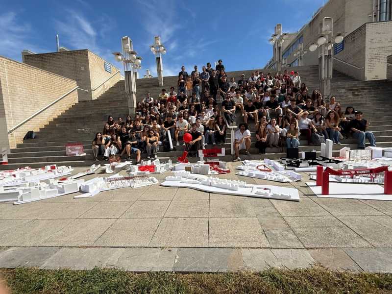 Imatge dels participants del taller amb les seves maquetes