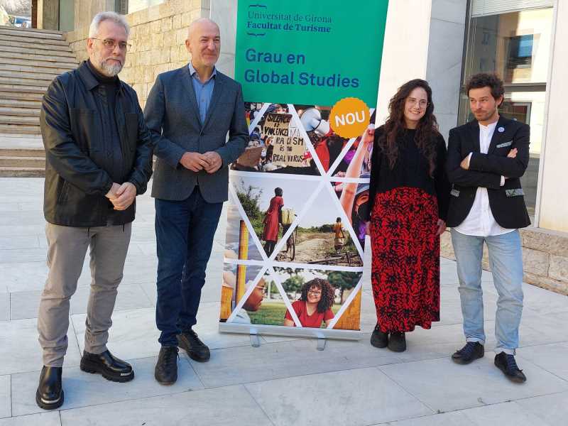 El degà de la Facultat de Turisme, el rector i els dos coordinadors del nou estudi al Rectorat de la UdG.