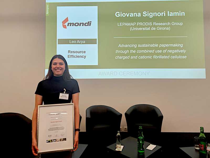 Giovana Signori amb el premi Heinzel-Mondi-Sappi Research Award en la categoria de Resource Efficiency
