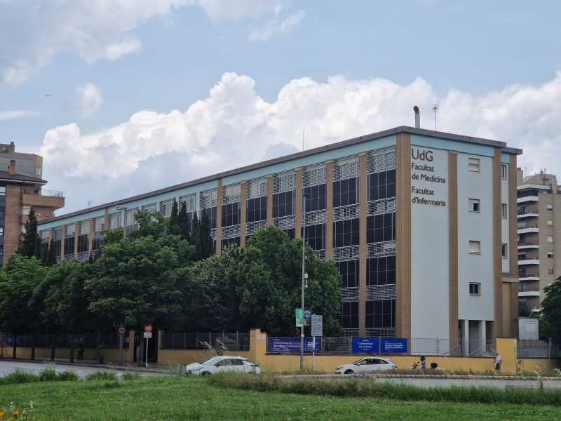 Fotografia dels panells fotovoltaics de la façana de la Facultat de Medicina i Infermeria