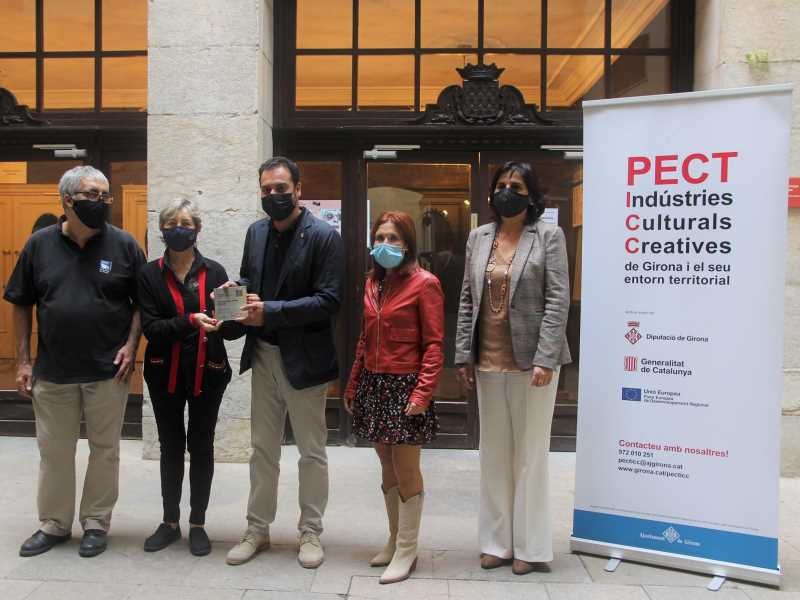 Ramon Fabregat amb la presidenta de l’Associació Amics de la UNESCO de Girona, Dolors Reig, i representats de l'Ajuntament de Girona.
