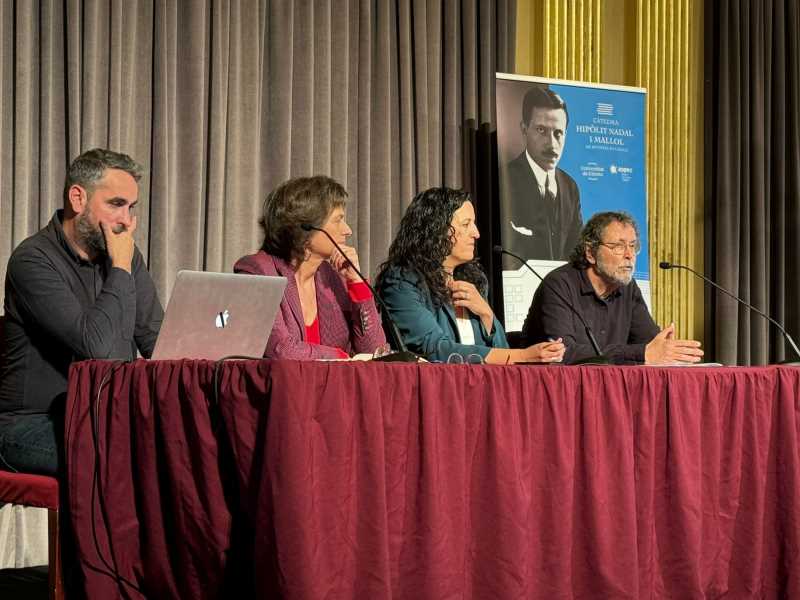 Presentació de “La difusió de les revistes en català a través del pòdcast” al Saló de Descans de l’Ajuntament de Girona.
