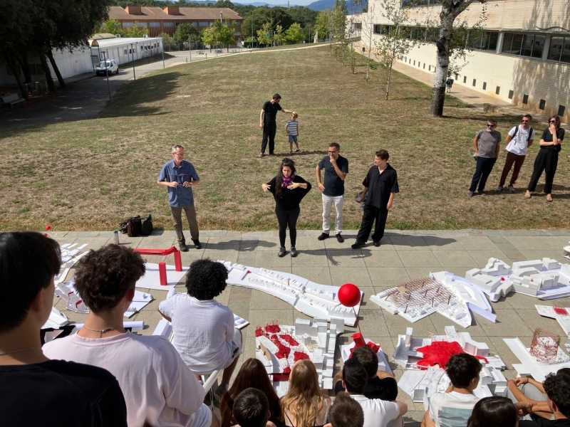 Imatge dels participants del taller amb les seves maquetes