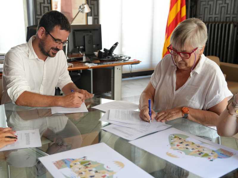 Signatura del conveni amb l'alcalde de Girona, Lluc Salellas, i l'experta en envelliment comunitari Pili Monreal.