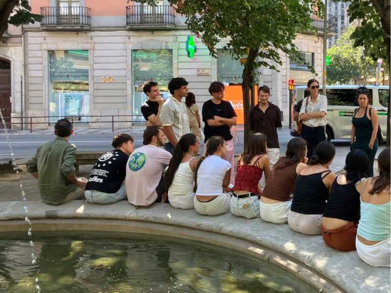 Els participants del taller fent una visita de camp