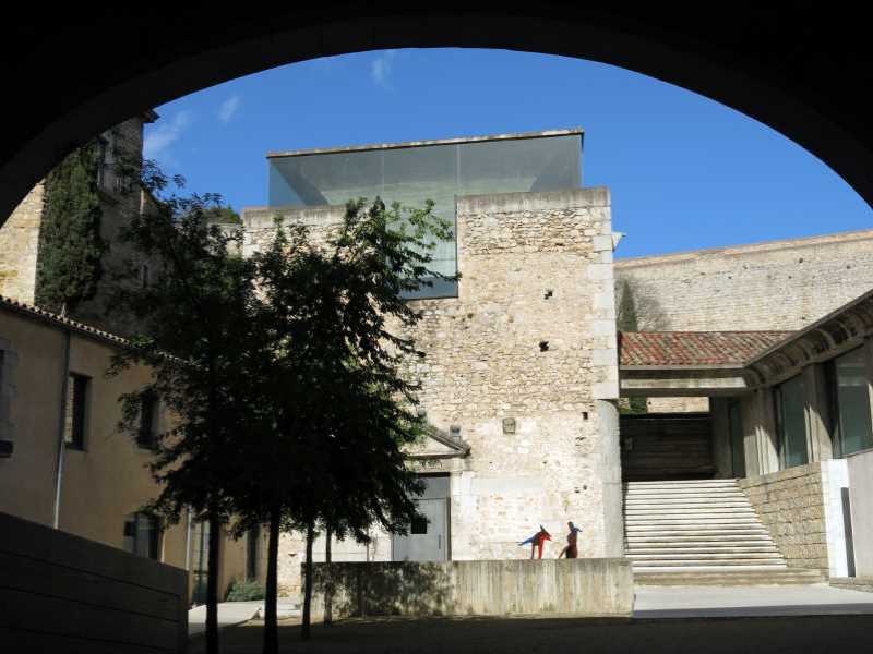 Imatge de l'edifici de Les Àligues, seu del rectorat de la UdG.