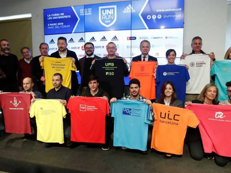 Els representants de les universitats participants mostren la samarreta de la cursa