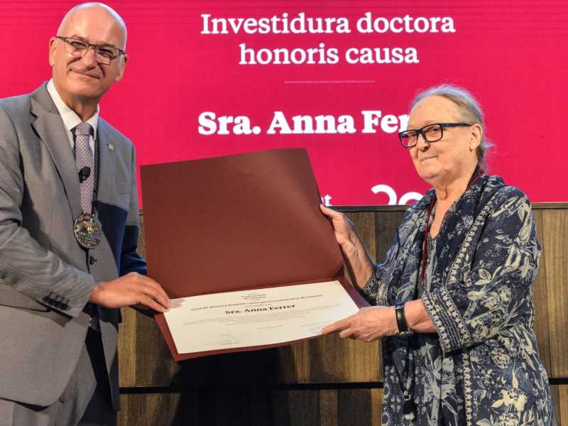 El rector Quim Salvi lliura la medalla i el diploma a Anna Ferrer