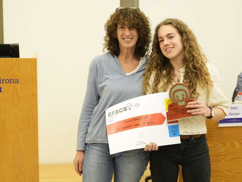 Adriana Menacho rep el Premi CRACS 2023 de la mà de Sílvia Simon