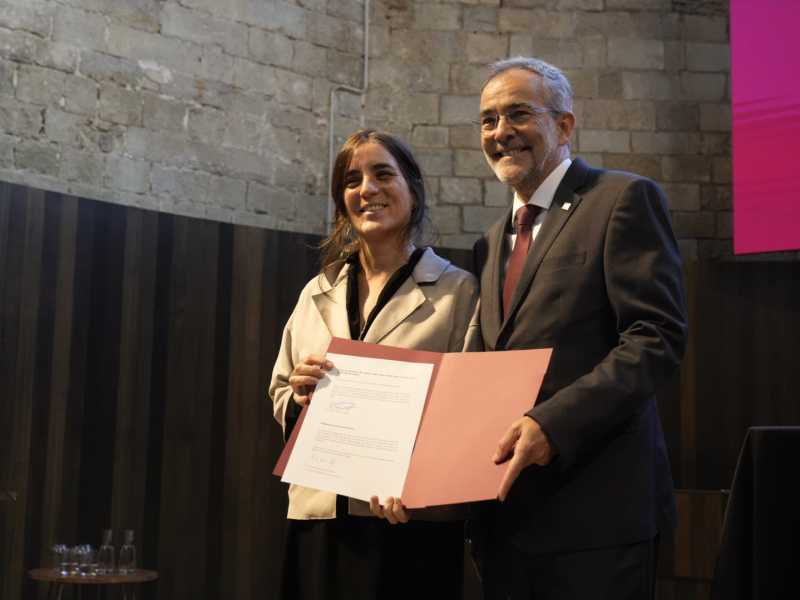 Núria Montserrat i Josep Calbó després de signar el document de presa de possessió del nou rector de la UdG
