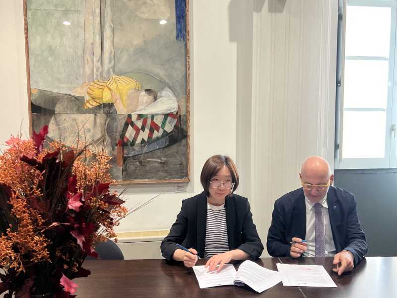 El rector i la codirectora de la Fundació formalitzen el conveni