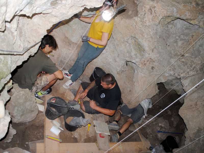 Treballs d’excavació arqueològica a la cova d’en Pau, de Serinyà (Pla de l’Estany) durant aquest mes de juliol. Foto: IPHES-CERCA / UdG