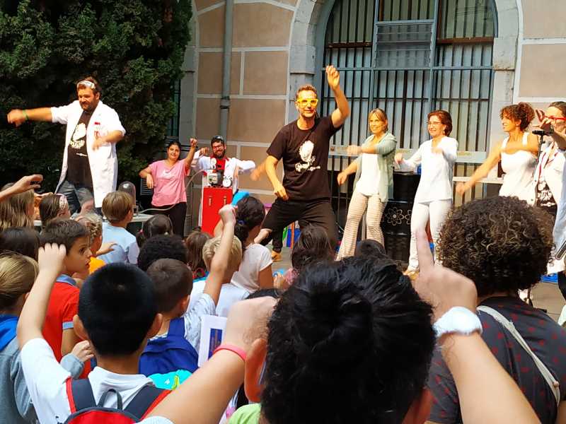 Dani Jiménez va convidar els assistents a fer un escalfament científic abans de començar els experiments