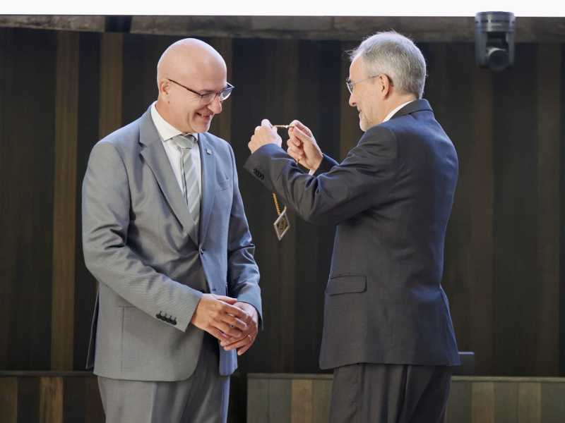 El rector de la UdG Josep Calbó imposa la medalla de la UdG a l