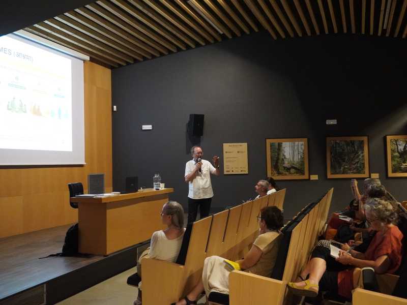 Emili Puig condueix les jornades Pedagogies de l'Índia a Can Trona