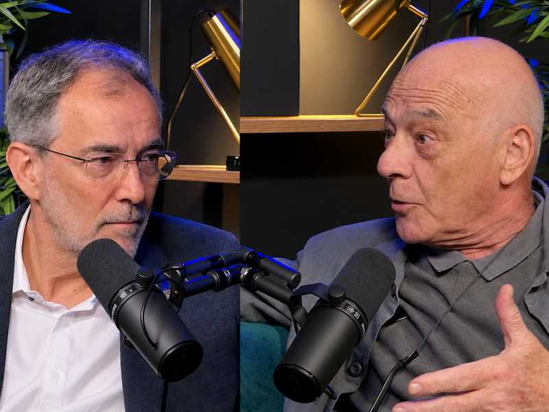 Imatge extreta del primer capítol del videopòdcast -Entre mirades-, on hi apareixen el rector de la UdG, Josep Calbó, i el primer rector de la Universitat, Pep Nadal