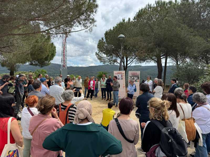 Imatge de la presentació de l'escultura -Homenatge a l’alfabetització i l’educació popular d’adults-