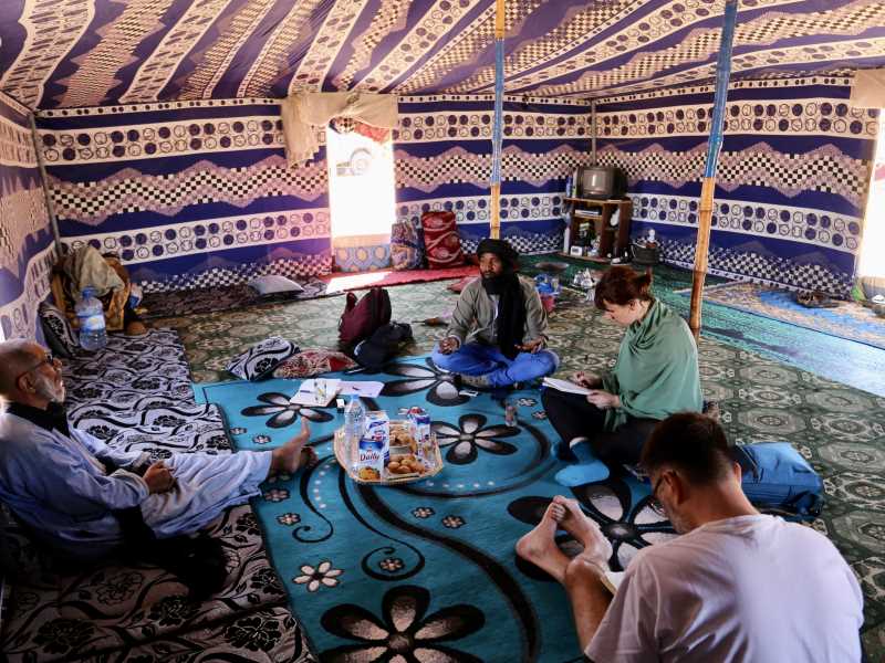 Antropòlegs de la UdG treballant al Sàhara Occidental (Foto: Carles Serra)