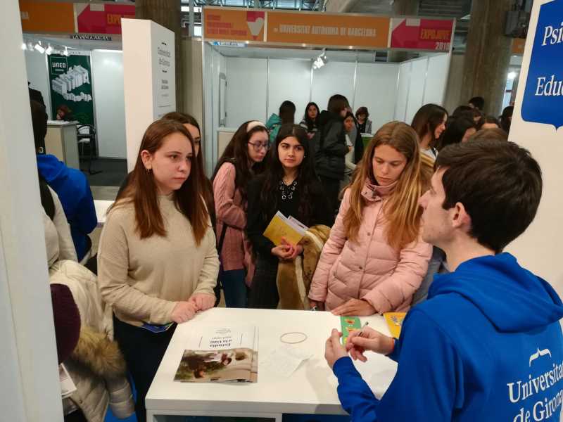 Un dels deu punts d'informació de l'espai de la UdG a l'ExpoJove