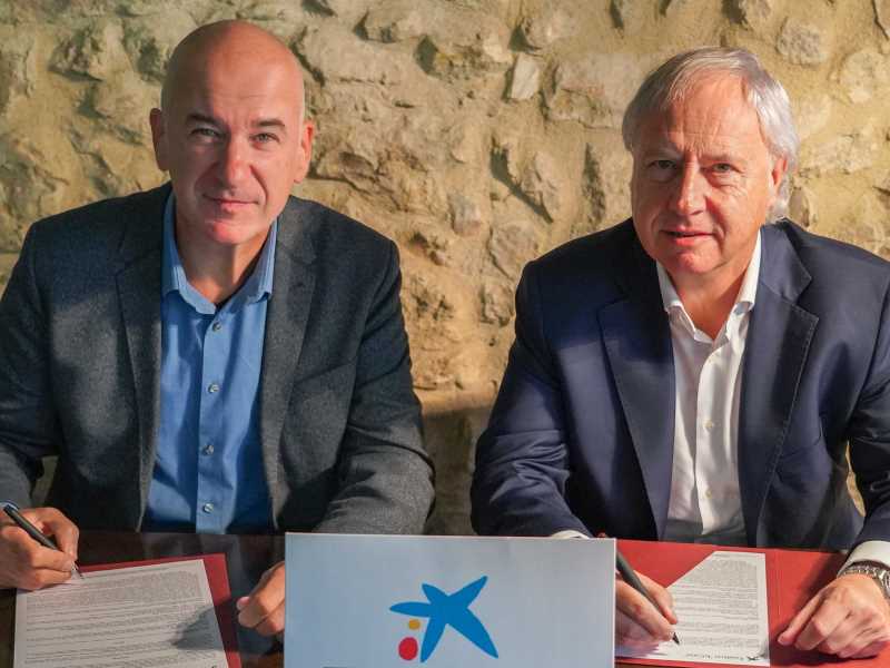 El rector, Quim Salvi, i Joaquim Macià, representant de Caixabank, signen l'acord