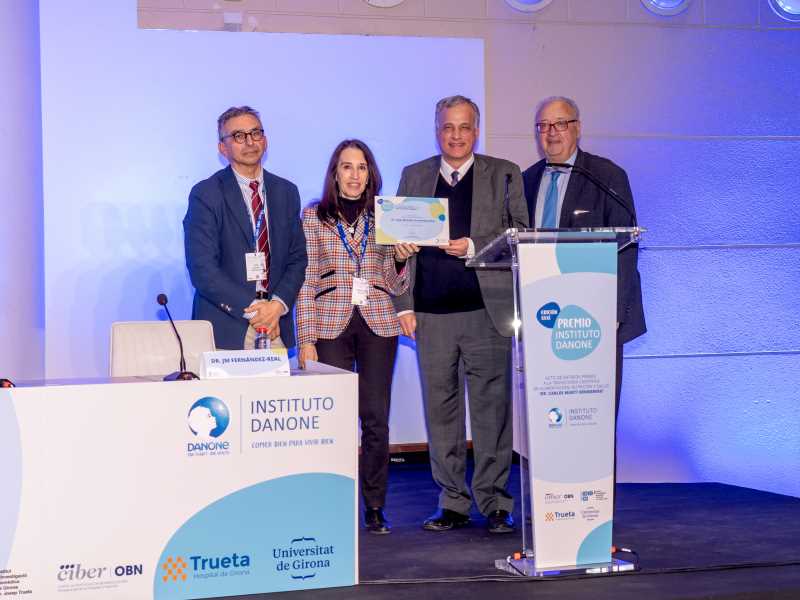 D'esquerra a dreta, Dr. José López Miranda (president de l'Institut Danone), Dra. María Puy Portillo (directora científica del CIBEROBN), Dr. José Manuel Fernández-Real (guardonat amb el Premi Institu