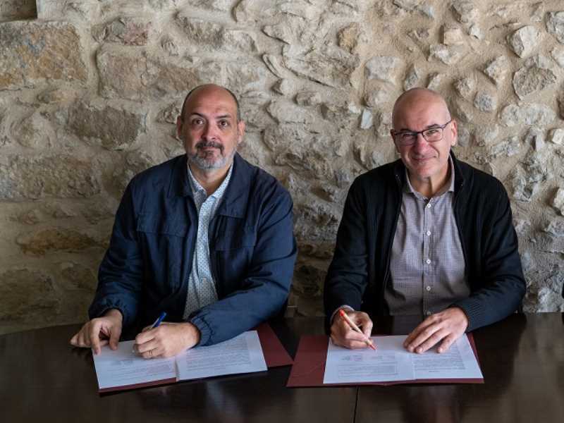 Germà Capdevila i Quim Salvi signen el conveni de col·laboració