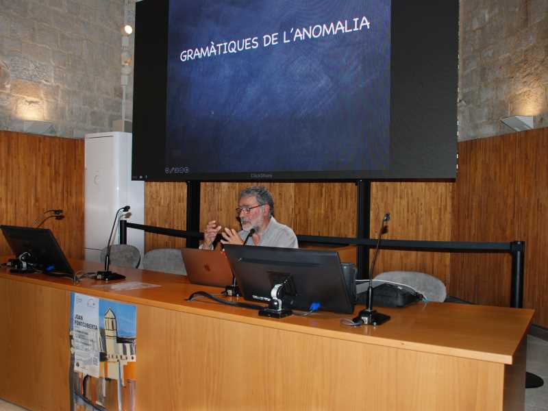 Fotografia de la primera jornada del cicle anomenada -Gramàtiques de l’anomalia-