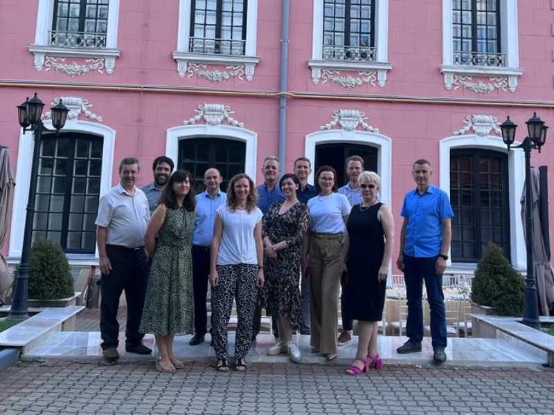 Fotografia de grup de les persones que han assistit a la reunió en representació de les diferents universitats.