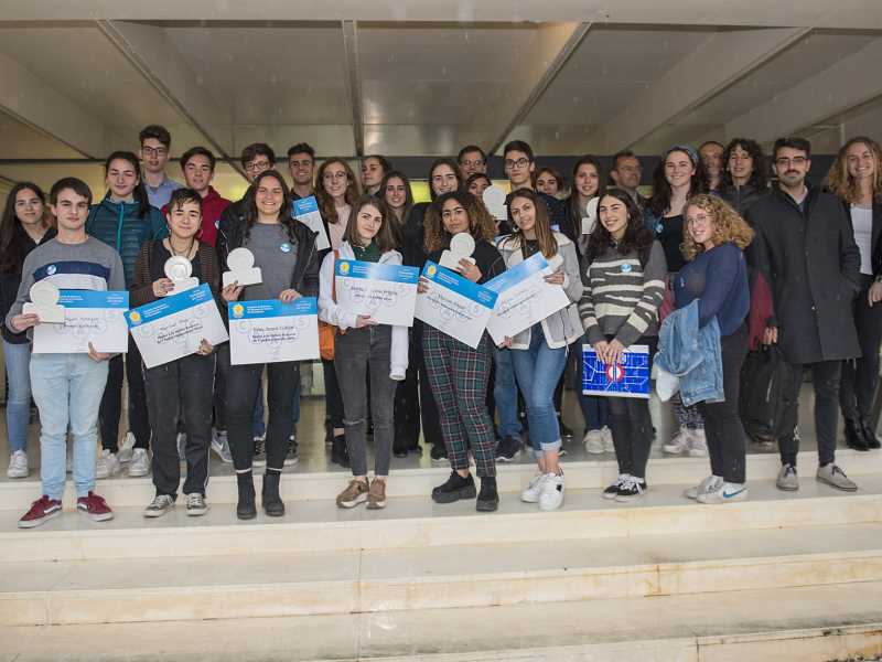 Foto de família de tots els participants i els membres del jurat