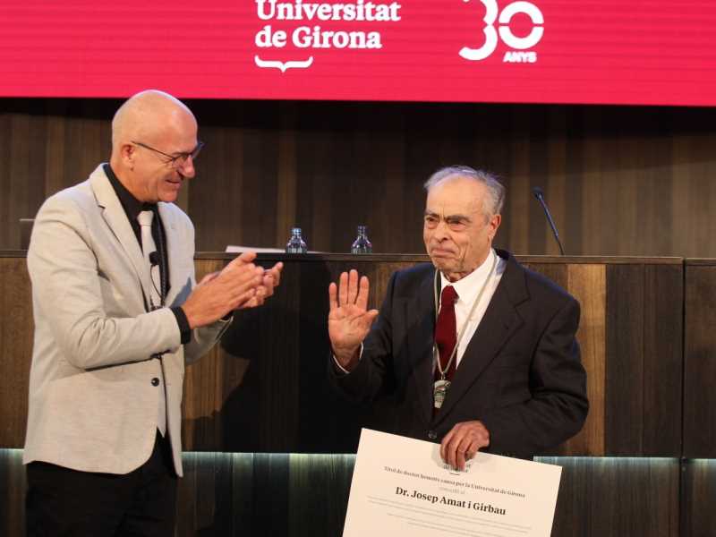 Josep Amat rep la medalla de la UdG de mans del rector