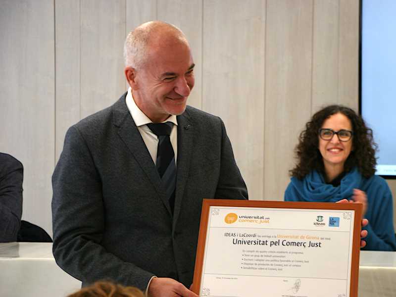 El rector de la UdG, Quim Salvi, recollint el reconeixement d'Universitat pel Comerç Just