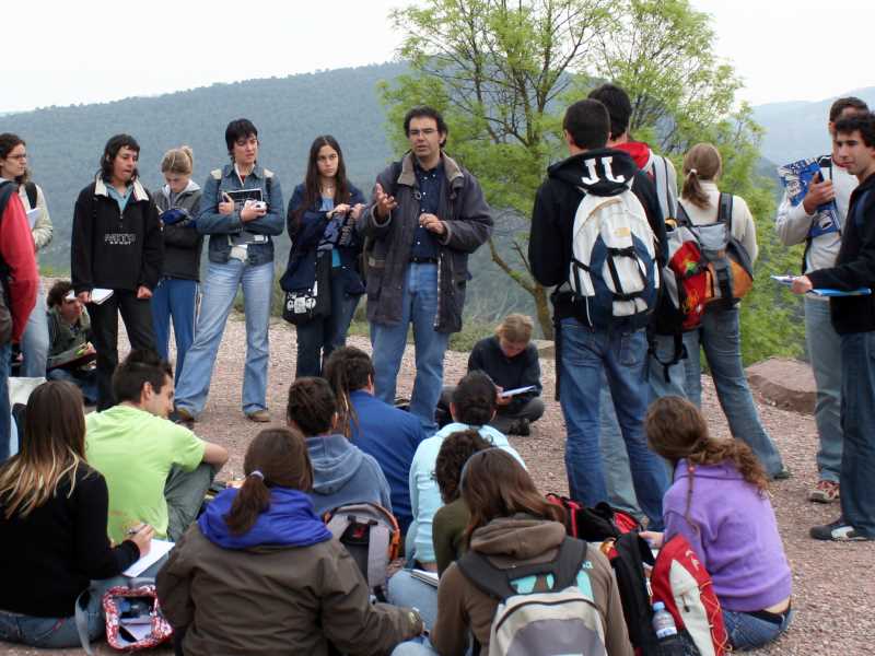 Fotografia d’una sortida de Rogelio Linares amb els alumnes de l’assignatura de riscos geològics de CCAA l’any 2006.