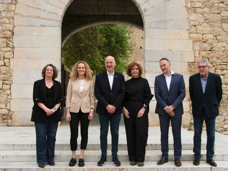 El rector de la UdG, Quim Salvi, juntament amb els patrons de la Càtedra Girona: Innovació en Salut