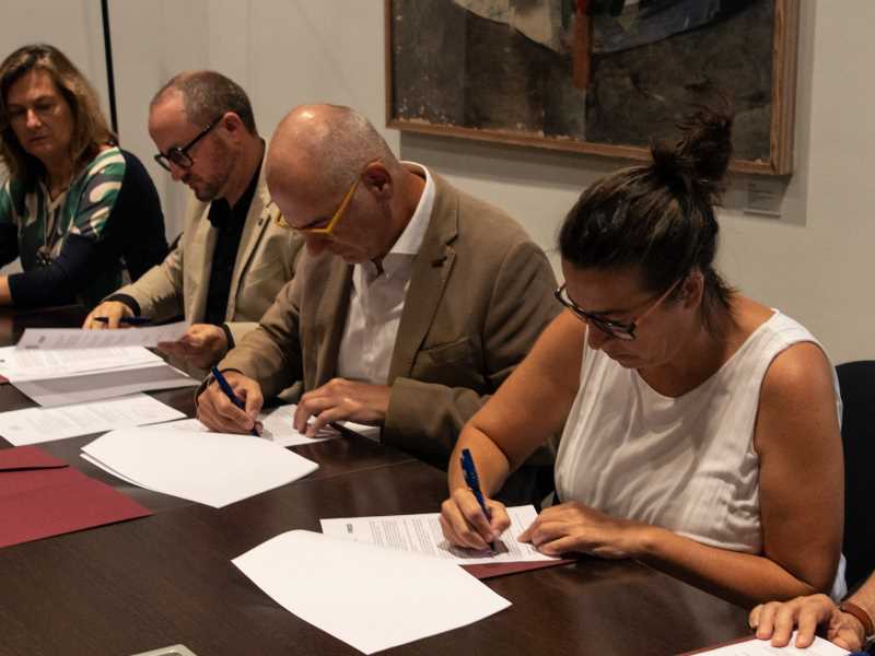 Imnatge de la signatura del conveni de creació de la Càtedra Dansa de la Mort