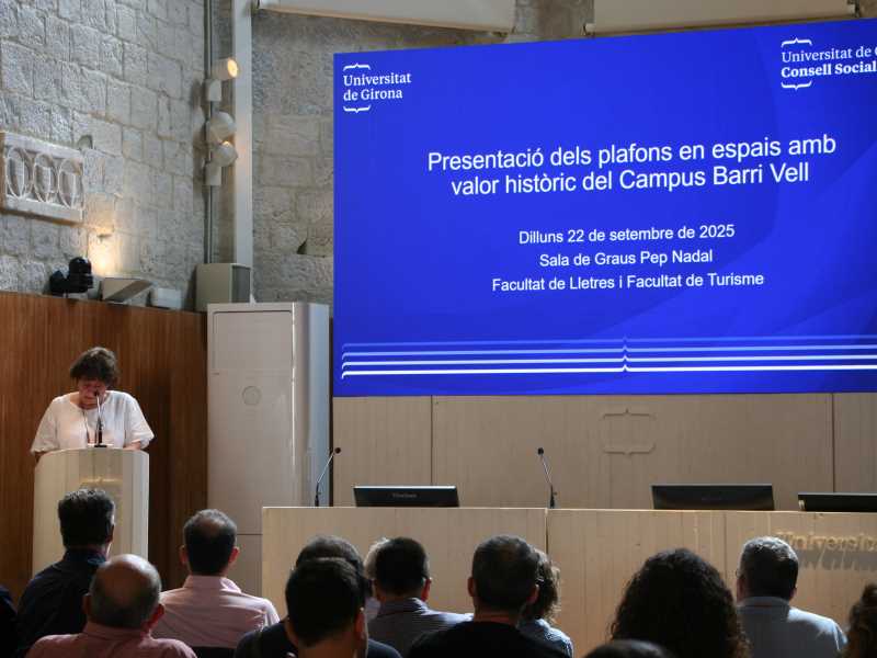 La presidenta del Consell Social de la UdG, Assumpció Vila, a la presentació dels plafons en espais amb valor històric.