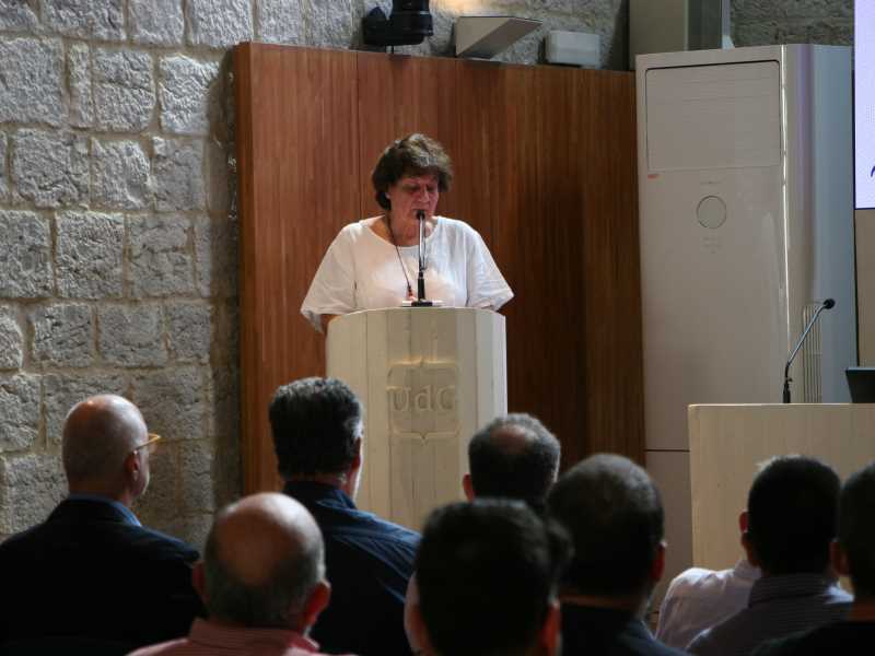 La presidenta del Consell Social de la UdG, Assumpció Vila, a la presentació dels plafons en espais amb valor històric.