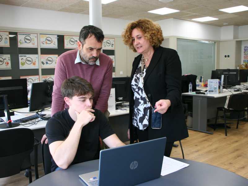 El vicerector d'Estudiants, Robert Martí, i la cap de la UCSOP, Sílvia Lloveras, consulten el Passaport de Competències d'un estudiant de la UdG