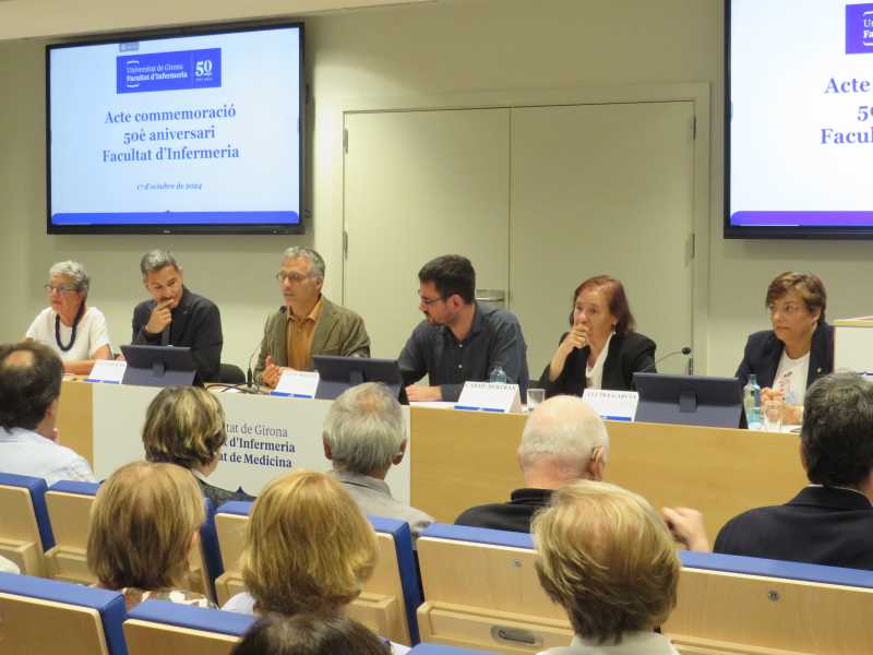 Acte de celebració dels 50 anys de la Facultat d'Infermeria. D’esquerra a dreta: Assumpció Puig, Jaume Heredia, Salvador Martí, Lluc Salellas, Carme Bertran i Lluïsa Garcia.