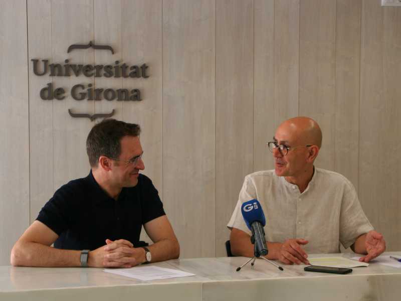 Òscar Prieto-Flores, a l'esquerra de la imatge, i el vicerector Josep Vila Subirós presenten el congrés als mitjans de comunicació