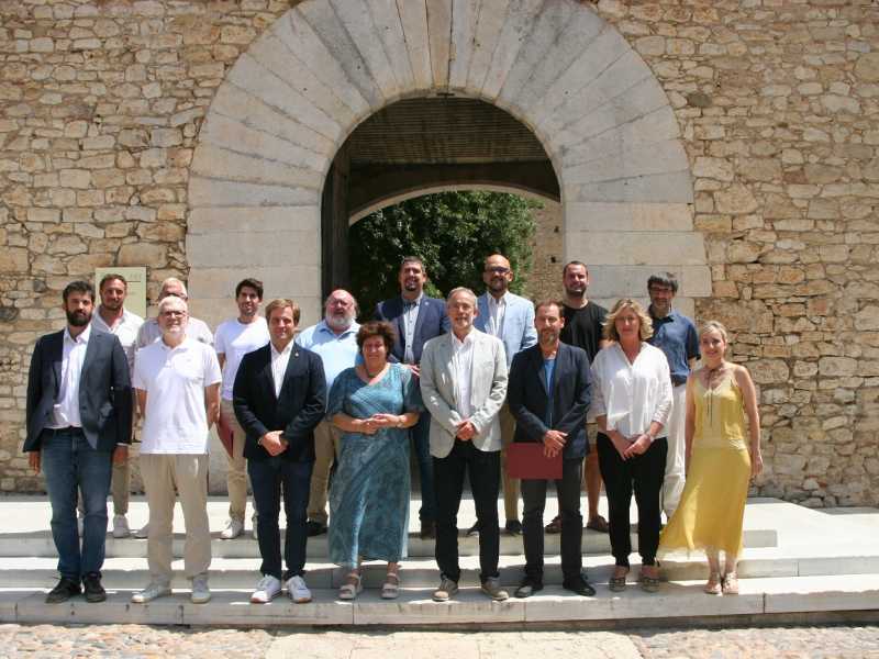 Fotografia dels representants de les diferents in stitucions que han assistit a l'acte