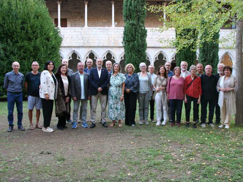 Imatge dels extreballadors de la UdG que s'han jubilat al llarg del curs 2025-2026, juntament amb el rector de la UdG, Josep Calbó, i la presidenta del Consell Social de la UdG, Assumpció Vila
